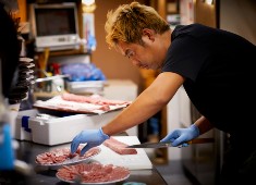 小さな魚がし 野口鮮魚店／築地 大宮商店 求人 魚をさばける方を特に歓迎しています。和食、寿司など業態は問いません！20代、30代も活躍しています！
