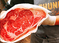 CALIFORNIA DINING THUNDER STEAK&HAMBURGER／株式会社サンライズ 求人 現在の店長は40代！20～30代も活躍する、風通しがよく、質問・提案がしやすい勤務環境も魅力です！