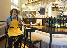 「givet Beercafe&Bistro」「Calahorra」 求人 ▲オーナーの写真を撮影時、スタッフたちに気さくに声を掛け、職場の雰囲気を明るくしていました。