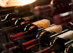 【iL CHIANTI BEACHE（イル キャンティ ビーチェ）、他】／株式会社 ジャム企画 求人 ▲ワインを片手にお料理を楽しむお客様も多数！ワインセラーには100種類以上の銘柄を常備しています。