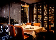 tcc GINZAの洋食、tcc 炉窯炭火焼Steak／UNICO JAPAN INTERNATIONAL INC.（株式会社ユニコ・ジャパン・インターナショナル） 求人 4Fは炉窯で焼き上げたステーキと、フレンチに和の要素も取り入れた創作性豊かな料理を提供しています！