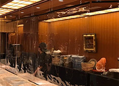 鮨源 帝国ホテル店／株式会社 鮨源 求人 ビニールカーテン設置時の写真です。アルコール消毒や検温、勤務中はマスクを着用（マスク支給）。