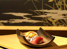 龍月 SUSHI 求人 ネタの温度をそれぞれ的確に保ち、旬の魚を最幸に生かしシャリに合わせた握りを。銘酒を取りそろえ旬を肴で味わう。