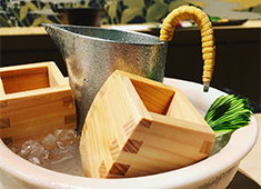 龍月 SUSHI 求人 鮨と器の相性を大切にしており、焼きものは「九谷焼、備前焼、美濃焼、江戸切子や錫」などを使用している。