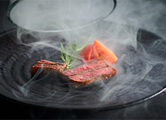 「肉割烹 京」／株式会社 ユニバーイースト 求人 旬の野菜と鮮魚、熟成和牛やA4、A5ランクの国産和牛の希少部位を一番美味しい状態でご提供。