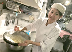 Restaurant GINZA KAZAN／株式会社Gコンセプト 求人 キッチンは20代が多数活躍中！仕込み中もスタッフの笑顔が絶えない職場です。女性スタッフも多いんですよ。