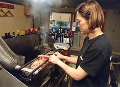 株式会社スムース・パーティ【大衆酒場 永石商店（新店）・焼き鳥屋 カチトリ・勝どき大衆酒場ドラゴン・魚勝・鳥の助】 求人 スタッフには、年令性別を問わないでなんでもお任せするスタイルです。