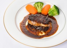 tcc GINZAの洋食、tcc 炉窯炭火焼Steak／UNICO JAPAN INTERNATIONAL INC.（株式会社ユニコ・ジャパン・インターナショナル） 求人 3Fでは、フレンチベースの本格的な洋食を提供。カジュアルな雰囲気で気軽に楽しめる洋食レストランです。