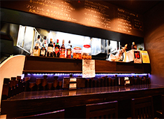 伊酒屋 なる／株式会社 横浜アビリティ 求人 落ち着いた空間ですが、肩ひじ張らずに楽しめる空間です！