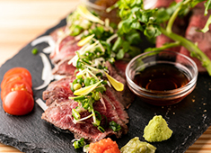 KATSUO ／豊洲魚河岸 魚丸、他／H VIEW 株式会社 求人 定番からオリジナルメニューまで、ひと手間加えた料理を各種提供中。アナタの経験・意見で、新メニューも生み出して下さい
