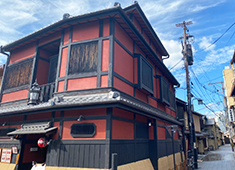 𠮷福（よしふく） 求人 京都などにも多い、弁柄色の建物。落ち着いた雰囲気の外観に仕上がる予定です。
