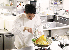 株式会社 リビエラ／Ristorante AO 逗子マリーナ 求人 気さくで優しい小川シェフが丁寧に教えますよ！
