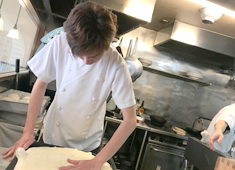 CUCINA IL TETTO（クッチーナ イルテット） 求人 21：30ラストオーダー。早上がりも有。場所柄閉店は早めです。引っ越費用を補助しています。週休2日も可能ですよ。