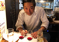 ワインホール 神田小西／角打ち 神田小西／有限会社 コニシフードシステム 求人 ソムリエ資格取得に向けて勉強中！希望者は、先輩に分からない所を聞きながら、合格に向けて一緒に頑張りましょう！