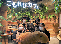 カワスイ 川崎水族館／Aqua Live Nature Co.,Ltd. 求人 こもれびカフェスタッフ。元気なメンバーがファミリーに人気のお店を盛り上げています！