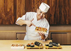 「鮨 由う」「鮨 在」／株式会社 真 求人 写真は親方。親しみやすく何でも相談できる人柄が魅力です。