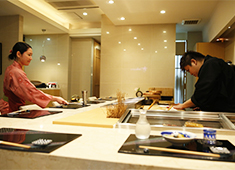 【株式会社グラードK】grill pan Zen、川崎匠乃串 Yui、鮨匠Sakura 求人 ▲鮨匠 Sakura（客単価1万円）
古き良き伝統を大切にしながら、新しいアイデアを込めて握る江戸前寿司店。