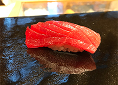 鮨 海心（かいしん） 求人 一流の食材と技術を学ぶなら、お店選びは大事！それと同じくチームワークも重視します。
