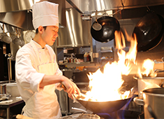 JOE’S SHANGHAI JAPAN株式会社 求人 ▲20・30代の若手が中心に活躍中！
料理長・マネージャーも30代ですので、経験が浅い方にも丁寧にお教えします♪