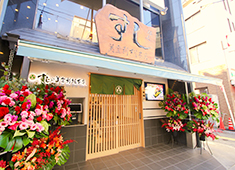 株式会社 梅丘寿司の美登利総本店 求人 昨年リニューアルした「梅丘本館」。店舗から歩いて1分の場所に社員寮（1Rマンション）も完備しています。