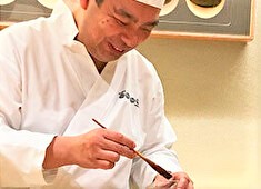 鮨 なんば 求人 マグロなど脂の乗ったネタは少し高めの40度前後…など拘り多数！独自の徹底的な温度管理はここでしか学べません。