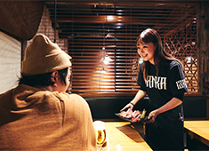 吟味焼肉 じゃんか 求人 ゆったりとした雰囲気のお店は、お客様から長居ができると好評です。