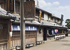 炭火焼うなぎ 忠八／株式会社 鯉平 求人 ▲さまざまなグルメ店舗が軒を連ねる施設「鬼平江戸処」。