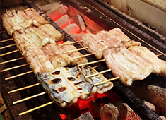 炭火焼うなぎ 忠八／株式会社 鯉平 求人 ▲炭火を使用した、確かな鰻の焼き方を学ぶことができます。