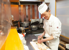 日本料理　新宿　あぐら屋 求人 数々の一流店で修業し、この道40年以上の板長「鈴木正敏」。職人気質ですが、優しい性格も持ち合わせています。
