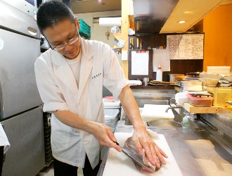 渋谷 吉成グループ／寿しのいく味、渋三 吉成、ほか 求人 吉成は、魚メインの和食店。ホール・キッチンの垣根なく、一つのお店がチームとなってお店づくりにと組んでいます！