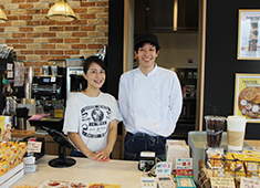 Ivorish (アイボリッシュ)／株式会社 九十九島グループ 求人 写真は首都圏のエリアで店長を務める二人。男性・女性共に活躍できる会社です！