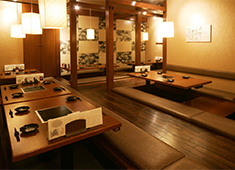 「馬肉ダイニング うま虎」「やきとりバー 福の神」「博多もつ鍋・薩摩鶏 福の神」／株式会社スリーオン 求人 決して無理な出店はせずに着実に地元の常連さんで賑わう人気店に成長しています。