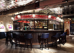 eplus LIVING ROOM CAFE＆DINING／株式会社イープラス・ライブ・ワークス 求人 海外のリゾートホテルのようなランド型のバーカウンター。バーテンダーの方にはこちらでの仕事をお任せします。