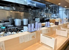 らぁ麺 六花（リッカ） 求人 開放的なオープンキッチン+ピカピカの店内で、気持ちよく…のびのびと働けます！！