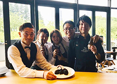 「37 Steakhouse&Bar」「Artisan de la Truffe」「十十六（そとろく）」「K36│The Bar&Rooftop」／株式会社 スティルフーズ 求人 正社員・アルバイト全員で助け合いながらお店を運営。個性を認め合い、皆同じ方向を向いて一体となって働いています。