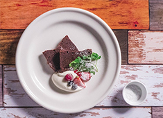 eplus LIVING ROOM CAFE＆DINING／株式会社イープラス・ライブ・ワークス 求人 アフタヌーンティーやデザートも豊富に取り揃えています。