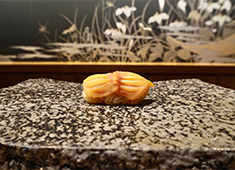 龍月 SUSHI 求人 ネタの温度をそれぞれ的確に保ち、旬の魚を最幸に生かしシャリに合わせた握りを。銘酒を取りそろえ旬を肴で味わう。