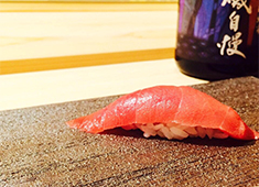 龍月 SUSHI 求人 檜の7m半カウンターは、板前サイドと同じ高さになっており、壁にあしらった西陣織が空間をひきしめてくれる。