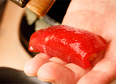 鮨 恵比寿 ふじまさ 求人 試行錯誤の上に作った、しっかりした旨味のある赤酢を使用。