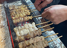 株式会社スマイルダイニング※新店舗開発準備室 求人 焼鳥は炭火で焼き上げる本格派。焼きに自信のある方は当店で活躍できる環境をご用意しています！