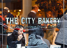 株式会社 ADASTRIA eat Creations／THE CITY BAKERY／THE CITY BAKERY NEW YORK GRILL 求人 NYで25年以上続く老舗ベーカリー。本店の味を再現したペストリーや焼き菓子の他、日本オリジナルのパンやデリを販売。