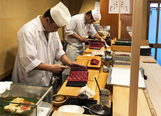 九段下 寿司政 求人 大正時代に建てられた店舗のため、趣、情緒がたっぷりですよ。カウンター７席、テーブル３卓のお店です。