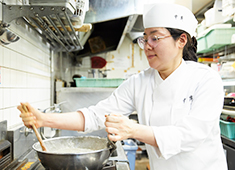日本料理 幸庵 求人 食事の最後に提供する和菓子も、大切な日本料理の一部です。最低でも年に24種類以上の和菓子を考案しています。