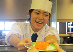 【グルメ廻転寿司】【立ち飲み寿司】／株式会社ネオ・エモーション 求人 昔ながらの「職人の下で学ぶ」のではなく、教育制度がしっかりしています。女性の職人も多数活躍中！