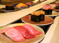 【グルメ廻転寿司】【立ち飲み寿司】／株式会社ネオ・エモーション 求人 三浦三崎港のマグロを中心に、全国から旬の鮮魚を仕入れています。