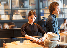 株式会社 ADASTRIA eat Creations／THE CITY BAKERY／THE CITY BAKERY NEW YORK GRILL 求人 施設内でも一際多くのお客様で賑わう当店。スタッフの笑顔と活気で溢れています。