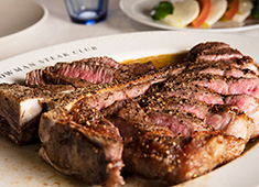 「COWMAN STEAK CLUB」／株式会社 ゲルニカ 求人 部位ごとにカットの厚みや形を工夫し、一番美味しい状態を見極めて提供しています！