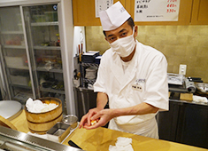 株式会社千寿司チェーン 求人 カウンター内で握るあなたの寿司。お客様の反応がダイレクトに伝わります。