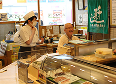 株式会社千寿司チェーン 求人 豊洲から仕入れる新鮮なネタはお客様はもちろんですが、職人も納得いくものです。