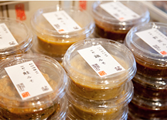 東京 亀戸 佐野みそ／佐野味噌醤油株式会社 求人 ごはんがすすむ「おかず味噌」など、店舗限定のおそうざいを製造しています。